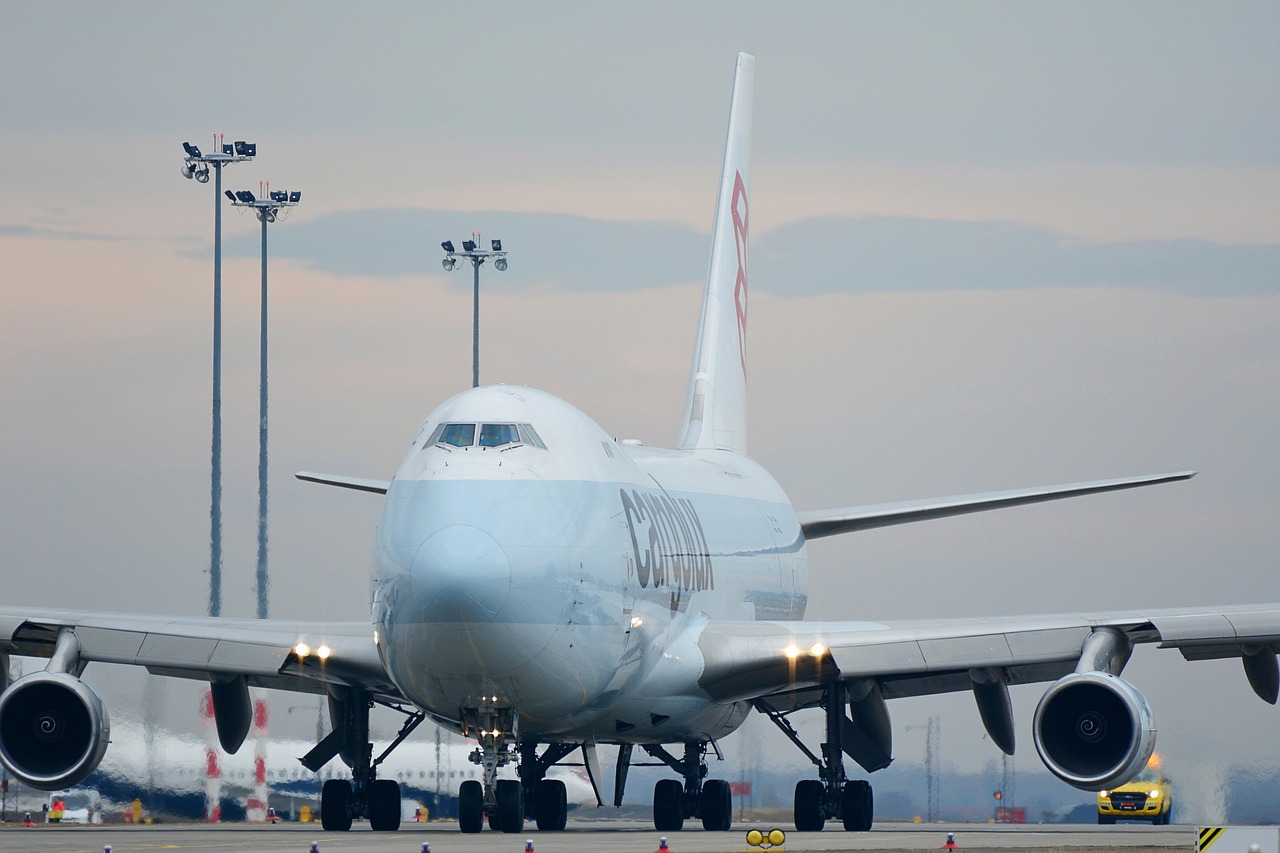 翱翔蓝天，C919飞机首次身披五星红旗的荣耀时刻