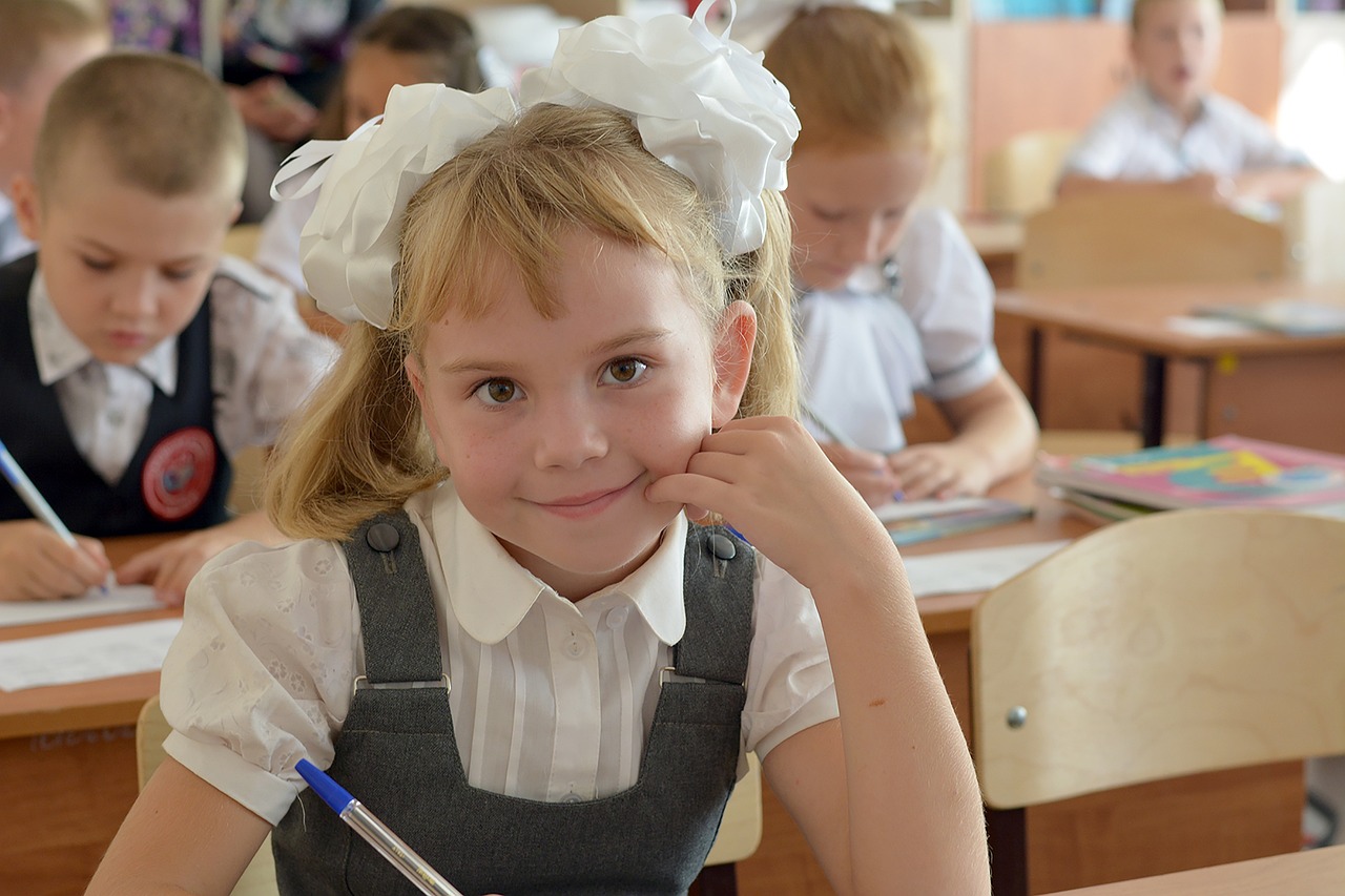 河北中学女生入学须理运动短发，传统与现代教育的碰撞与思考