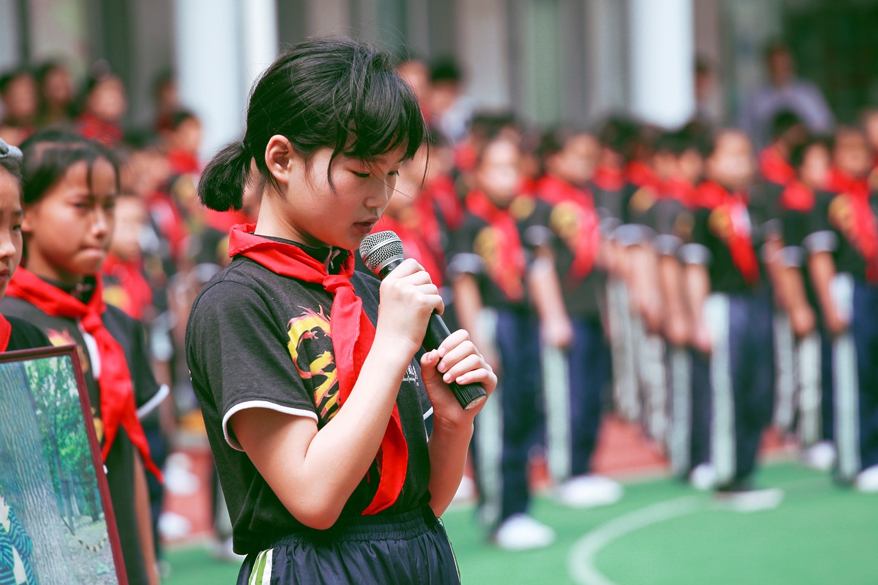 教育局回应，学生被迫到操场就餐的背后真相