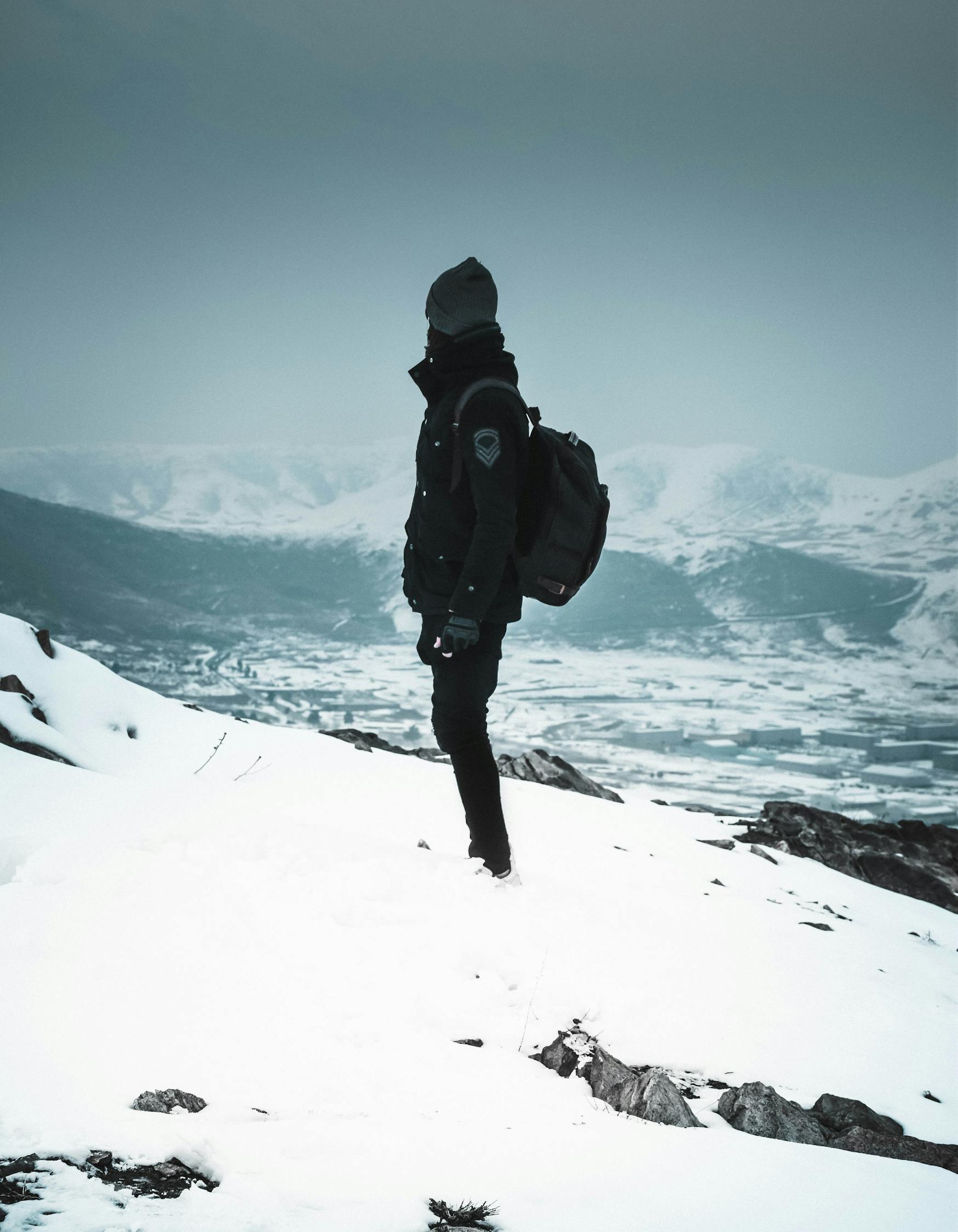 雪舞中的浪漫时刻，新人国庆首日冒雪结婚的美丽故事